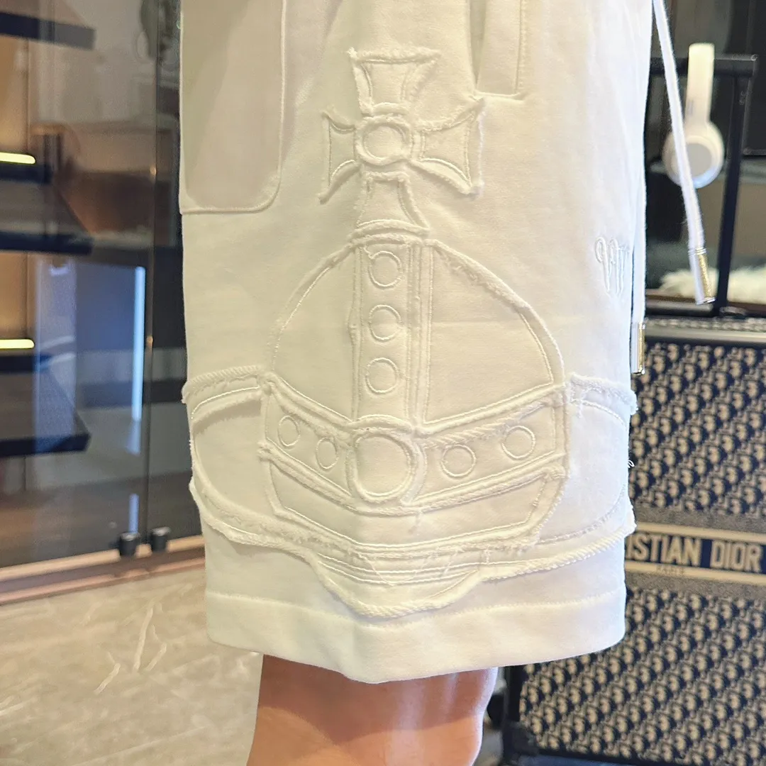 The Queen Mother's three-standard complete 2026 summer New Arrival men's casual shorts, advanced custom-made fabric Breathable fabric, Breathable elasticity and comfort, impeccable details, top-grade accessories, original logo design concept, delicate and soft feel! The upper body fit is awesome! Size: M-XXXL Please state your height and weight when ordering